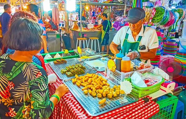 バンコク 2019年5月13日 5月13日 バンコクにあるTalad Saphan Phut市場の小さな屋台で 揚げたてのパイ ラップ 肉のボールがトレイに並んでいます — ストック写真