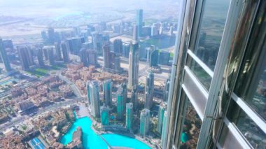 DUBAI, BAE - 3 Mart 2020: Burj Halife 'nin gözlem güvertesinden nefes kesen manzara, ünlü bakış açısı, modern şehri ve gökdelenlerini 3 Mart' ta Dubai 'de gösteriyor