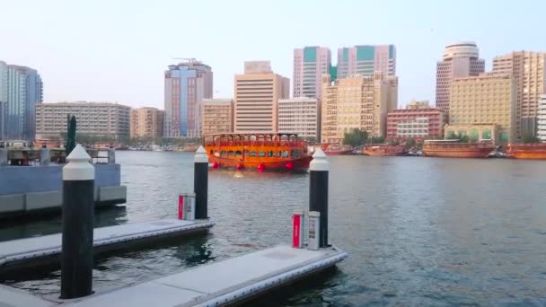 Dubai Uae March 2020 Dhow Cruise Boat Floats Dubai Creek — Stock Video