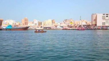 DUBAI, BAE - 2 Mart 2020 'de Dubai Deresi' nde Bur Dubai bölgesini Deira Old Souk ile birleştiren abra botlarının hızlı trafiği