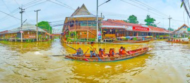 DAMNOEN SADUAK, THAILAND - 13 Mayıs 2019: Damnoen Saduak Panorama eski stilt evler, yüzen turist tekneleri ve kanallar ağı ile yüzer pazar, Damnoen Saduak 'ta 13 Mayıs