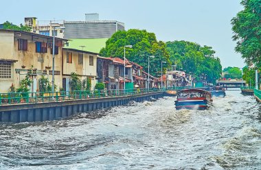 Khlong Maha Nak 'ın yüzeyindeki yüksek dalgalar yüzen birkaç feribottan sonra, Bangkok, Tayland