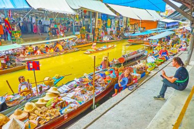 DAMNOEN SADUAK, THAILAND - 13 Mayıs 2019: hediyelik eşya satıcısı teknesi Damnoen Saduak yüzer pazarında 13 Mayıs 'ta Damnoen Saduak