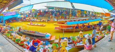 DAMNOEN SADUAK, THAILAND - 13 Mayıs 2019: Damnoen Saduak 'ın Panorama yüzer pazar pavyonları, Damnoen Saduak' ta 13 Mayıs 'ta birçok demirli ve yelkenli tekne
