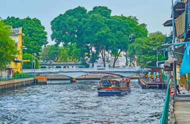 BANGKOK, THAILAND - 13 Mayıs 2019: feribot 13 Mayıs 'ta Bangkok' taki Khlong Maha Nak Kanalı 'ndaki Mahat Thai Uthit köprüsünde durur.