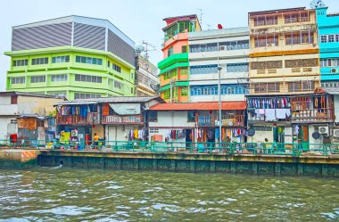 Khlong Maha Nak Kanalı 'nın kıyısındaki eski gecekondu mahallesinin modern konut binaları, Bangkok, Tayland