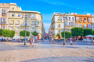CADIZ, İspanya - 23 Eylül 2019: Tarihi yapıları ve dar gölgeli Calle Ancha Caddesi manzaralı Plaza de San Antonio Meydanı, 23 Eylül 'de Cadiz' de