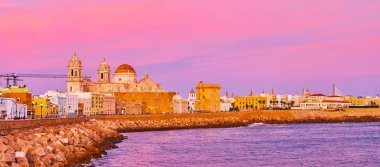 Cadiz Panoraması, Atlantik Okyanusu 'nun sularına yansıyan mor alacakaranlıkta ufuk çizgisi, Costa de la Luz, İspanya