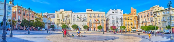 Cadiz スペイン 2019年9月23日 9月23日にカディスで 高密度の建物 トリミングされた木やヴィンテージの街路灯とサンアントニオ広場のパノラマ — ストック写真