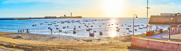 Cadiz Hiszpania Wrzesień 2019 Panorama Zachodzącego Słońca Plaża Caleta Port — Zdjęcie stockowe