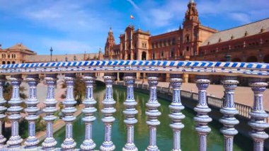 SEVILLE, SPAIN - 1 Ekim 2019: Plaza de Espana kanalındaki küçük köprü seramik balyoz ile süslenmiş Endülüs Mudejar tarzında, 1 Ekim Sevilla 'da