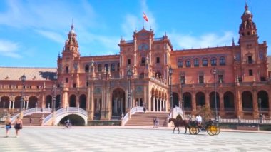 SEVILLE, SPAIN - 1 Ekim 2019: 1 Ekim 'de Sevilla' da, geleneksel ortaçağ at arabası taşıyan ve eğlenceli turistleri ağırlayan büyük yaya plaza de Espana