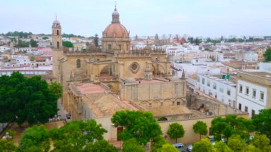 Jerez 'in muhteşem Gotik Katedrali fayans kubbesi, yüksek çan kulesi, devasa uşaklar ve oyma taş süslemeler, İspanya