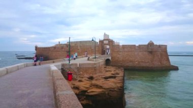 CADIZ, İspanya - 21 Eylül 2019 Castillo San Sebastian 'ın küçük bir adada yer alan dev ortaçağ surları 21 Eylül' de Cadiz 'de Atlantik Okyanusu tarafından yıkandı.