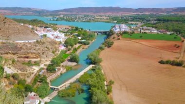 Tarlaları, çayırları, Arcos 'un modern beyaz mahalleleri ve İspanya' nın Guadalete nehri üzerindeki barajı olan kırsal alan.
