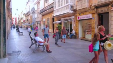 CADIZ, SPAIN - 23 Eylül 2019: Uzun Ancha Caddesi, 23 Eylül 'de Cadiz' de, etrafındaki evlerin, kafelerin ve barların muhteşem cephelerinin bulunduğu tarihi bir alışveriş alanıdır.