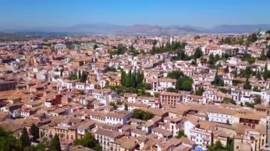 Granada Eski Kenti 'nin tarihi Albayzin (Albayzin) Panoraması' nda, kırmızı kiremit çatılı birçok küçük konut evleri, Endülüs, İspanya