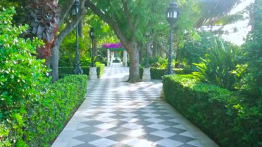 Paseo de Carlos III 'ün yeşil bahçesi gündüz yürümek için mükemmel bir yer, gölgede dinlenmek, çeşitli bitki ve peyzaj çeşitliliğinin tadını çıkarmak, Cadiz, İspanya