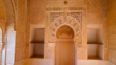 GRANADA, SPAIN - 25 Eylül 2019: 25 Eylül 'de Granada' da Partal Şapeli (oratorio, cami) dua salonunun Panorama 'sı güzel sebka sıva işçiliği, İslami desenler ve mirab ile