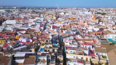 Arka planda Puente del Alamillo, İspanya 'nın tarihi yerleşim yeri Sevilla' nın hava manzarası.
