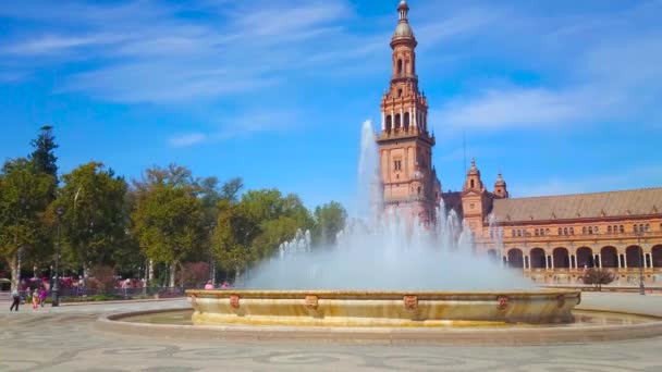 2019年10月1日 Spain October 位于塞维利亚的埃斯帕纳广场 Plaza Espana 的全景建筑和公园组合 公园内的行人区设有景观喷泉 — 图库视频影像