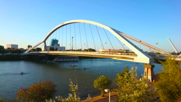2019年10月1日 现代的巴克塔桥在塞维利亚通过瓜达尔基维尔河 通过交通工具 沿着桥和船漂流而过 — 图库视频影像