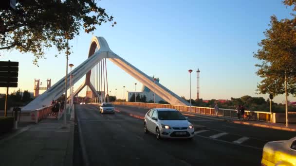 Seville España Octubre 2019 Rápido Tráfico Través Del Moderno Puente — Vídeo de stock