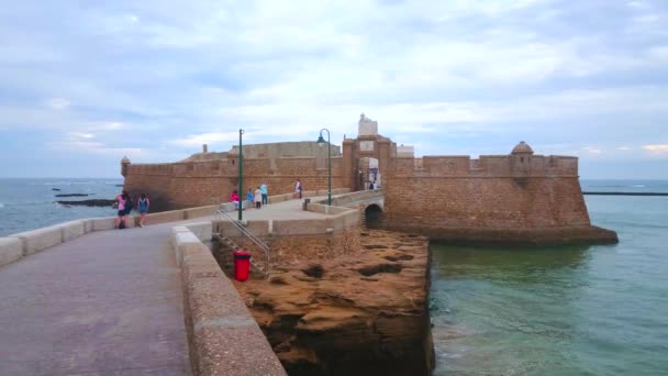 Cadiz スペイン 2019年9月21日 大西洋によって洗浄された小さな島に位置するカスティーリャ セバスティアンの巨大な中世の城壁は 9月21日にカディスで — ストック動画