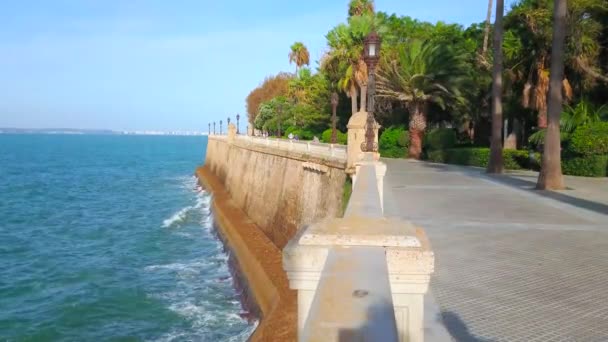 在海滨漫步 用城堡 了望塔 老式灯笼和西班牙科斯塔德拉鲁斯的卡洛斯三世花园的郁郁葱葱的绿叶观摩加的斯要塞的巨大城墙 — 图库视频影像