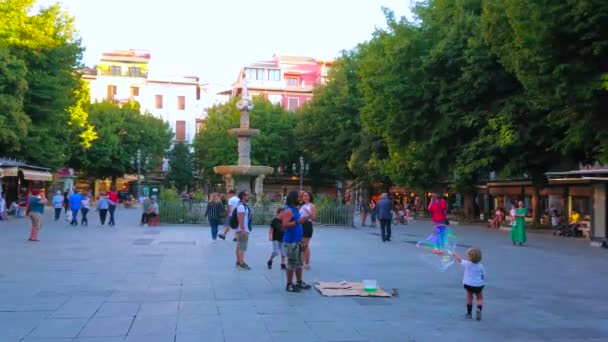 Granada España Septiembre 2019 Artista Callejero Entretiene Los Niños Haciendo — Vídeo de stock