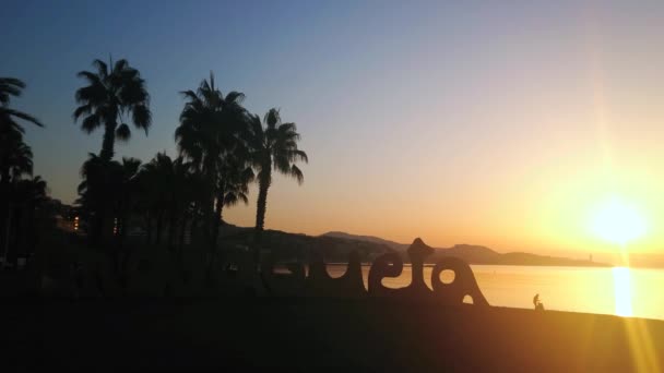 Malaga Hiszpania Wrzesień 2019 Plaża Malagueta Pięknym Znakiem Palmami Spokojnymi — Wideo stockowe