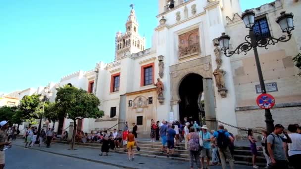 Seville Hiszpania Wrzesień 2019 Tłum Ludzi Przy Bramie Przebaczenia Katedry — Wideo stockowe