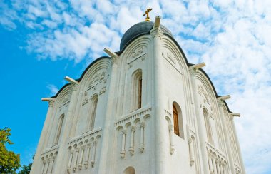 Nerl Nehri 'ndeki Aracı Kilisesi' nin dekoratif detayları arasında duvar sütunları, heykeller, destek desenleri ve kemerler, Bogolyubovo, Rusya