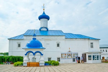 BOGOLYUBOVO, RUSSIA - 30 Haziran 2013: 30 Haziran 'da Bogolyubovo Manastırı' nda bulunan Annunciation Refectory of Annunciation 'ın mütevazı dış görünüşü