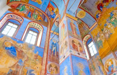 BOGOLYUBOVO, RUSSIA - 30 Haziran 2013: Bogolyubov Tanrı 'nın Annesi Katedrali (Theotokos Agiosoritissa), 30 Haziran' da Bogolyubovo 'da renkli ortaçağ freskleriyle kaplanmıştır.