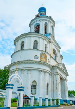 BOGOLYUBOVO, RUSSIA - 30 Haziran 2013: 30 Haziran 'da Bogolyubovo Manastırı' ndaki All Saints çan Kulesi ve Varsayım Kapısı Kilisesi 'nin ortaçağ mimarisi
