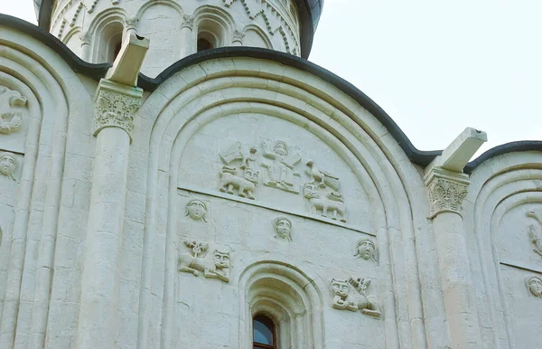 The extant medieval wall sculptures of lions, birds and saints on the facade of Church of the Intercession on Nerl river, Bogolyubovo, Russia — Stock Image Extant Medieval Wall Sculptures Lions Birds Saints Facade Church Intercession Royalty Free Stock Photos