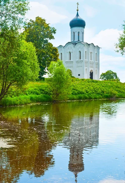 The Intercession church is reflected on mirror surface of Nerl river, Bogolyubovo, Russia — Stock Image Intercession Church Reflected Mirror Surface Nerl River Bogolyubovo Russia Stock Photo