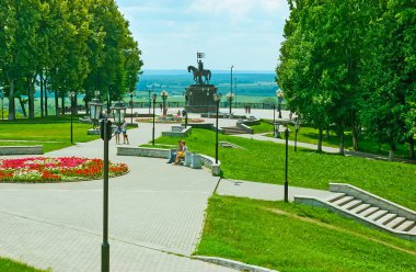 VLADIMIR, RUSSIA - 30 Haziran 2013: 30 Haziran 'da Vladimir' de Puşkin Park 'ın yemyeşil yeşilliğinin ortasında Prens Vladimir the Red Sun' ın Binicilik heykeli