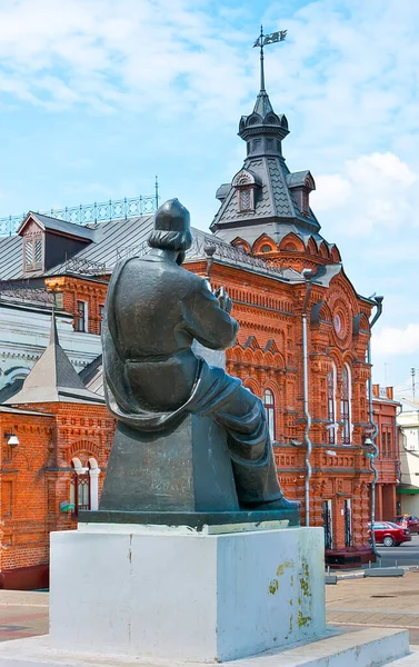 俄罗斯弗拉迪米尔Andrey Rublev纪念碑后面的宏伟哥特式的前市议会红砖建筑 带有浮雕细节和塔楼 — 图库照片