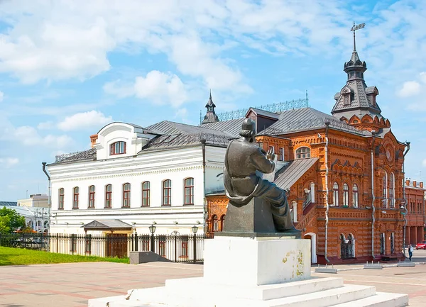 俄罗斯弗拉迪米尔市市议会前大楼对面的著名画家安德烈 鲁布廖夫纪念碑 — 图库照片