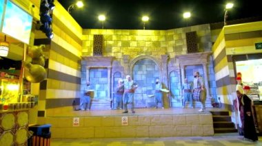 DUBAI, BAE - 5 Mart 2020: Sanatçılar, Global Village Dubai 'nin Suriye köşkünde geleneksel baston dansı, şarkı söyleme ve davul müziği icra ediyorlar.