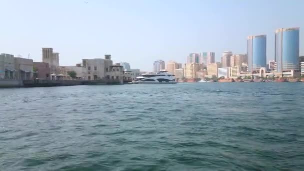 Dubai Uae March 2020 Ferry Trip Dubai Creek Adobe Housing — Stock Video