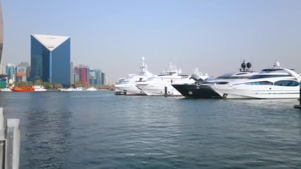 Dubai Zjednoczone Emiraty Arabskie Marca 2020 Luksusowe Jachty Zacumowane Stoczni — Wideo stockowe