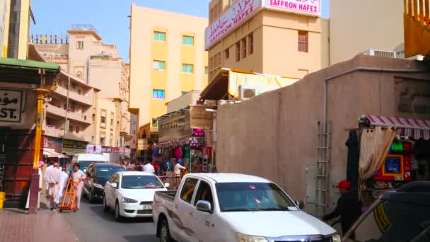 ドバイ アラブ首長国連邦 2020年3月2日 ドバイの3月2日に 古いアドベ市場のパビリオン リビングビルが並ぶグランド ソウク デイラ地区の狭い通りの交通渋滞 — ストック動画