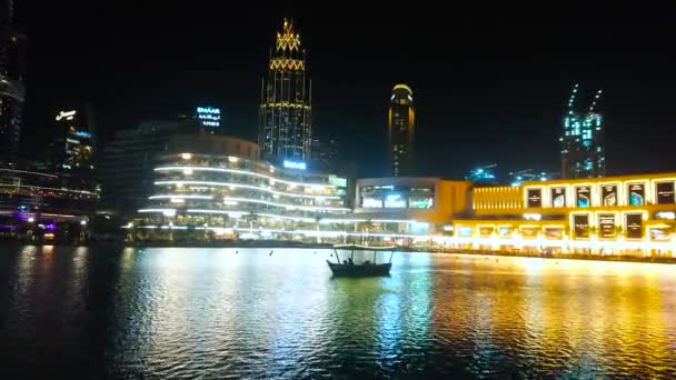 Dubai Ηνωμένα Αραβικά Εμιράτα Μαρτίου 2020 Σκάφος Αναψυχής Επιπλέει Μέσα — Αρχείο Βίντεο