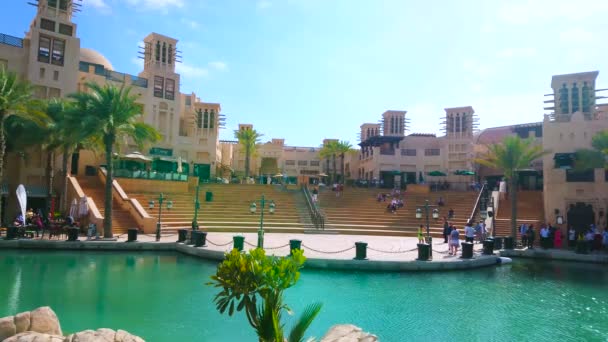 2017年3月4日在迪拜 阿联酋杜拜市 2020年3月4日 Souk Madinat Jumeirah市场以传统的阿拉伯语风格创建 配有土坯建筑 Barjeel风力收集器 小花园和咖啡馆 — 图库视频影像