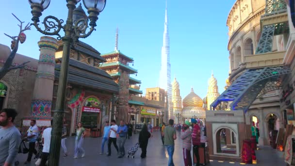 DUBAI, SAE - 5. března 2020: Ulička globální vesnice Dubaj, lemovaná replikami slavných budov - Eiffelova věž, Burj Khalifa, čínská pagoda atd., 5. března v Dubaji