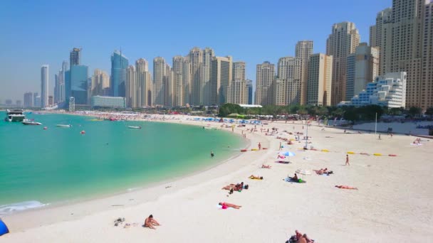 Dubai Emiratos Árabes Unidos Marzo 2020 Los Turistas Relajan Playa — Vídeos de Stock