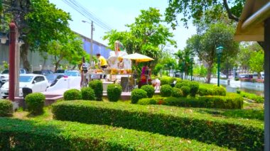 BANGKOK, THAILAND - 23 Nisan 2019: Manzaralı ağaç bahçesi Rachini sokağı boyunca uzanıyor ve Domuz Anıtı (domuzun yılı anısına) 23 Nisan 'da Bangkok' ta bulunuyor.